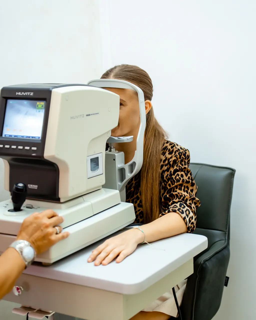 Evaluarea vederii la autorefractometru, în cabinetul Clarix Optic