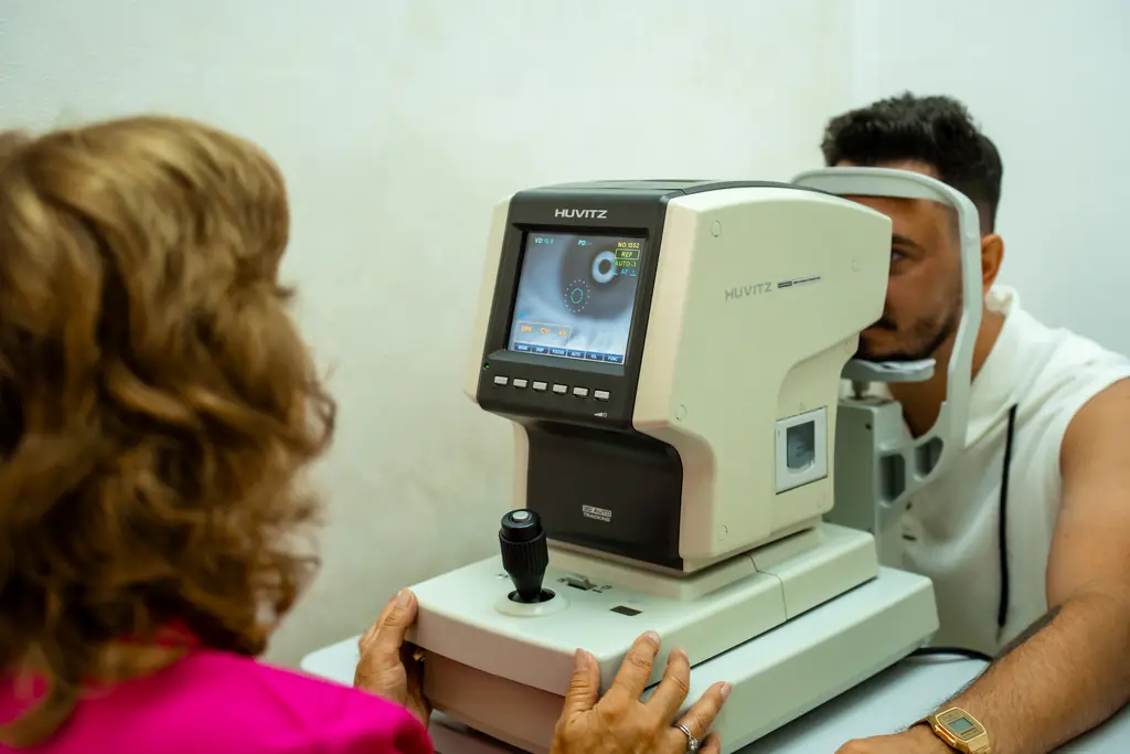 Evaluarea vederii la autorefractometru, în cabinetul Clarix Optic