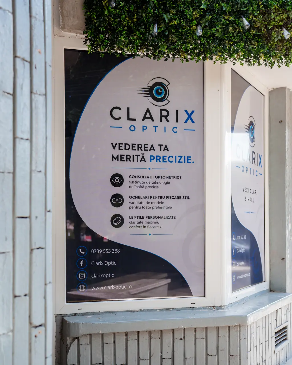 Vitrina magazinului Clarix Optic de pe Bulevardul Tomis, cu sloganul „Vederea ta merită precizie”