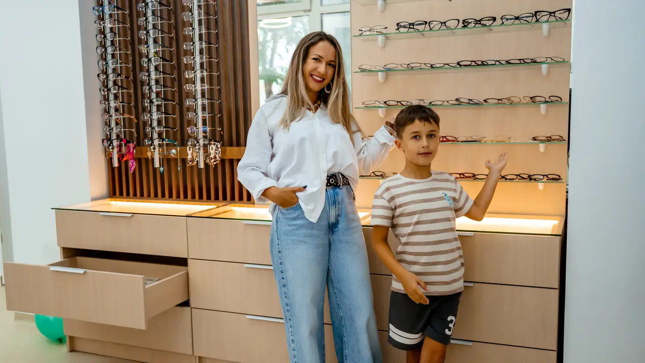 Interiorul luminos al magazinului Clarix Optic, cu rame expuse și mobilier din lemn