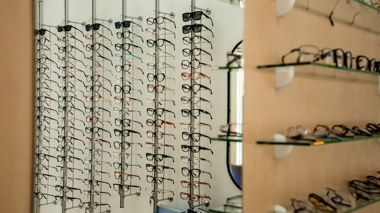 Peretele cu rame de ochelari din magazinul Clarix Optic